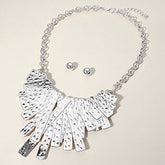 ABSTRACT TEXTURED PLATE ACCENTED STATEMENT NECKLACE